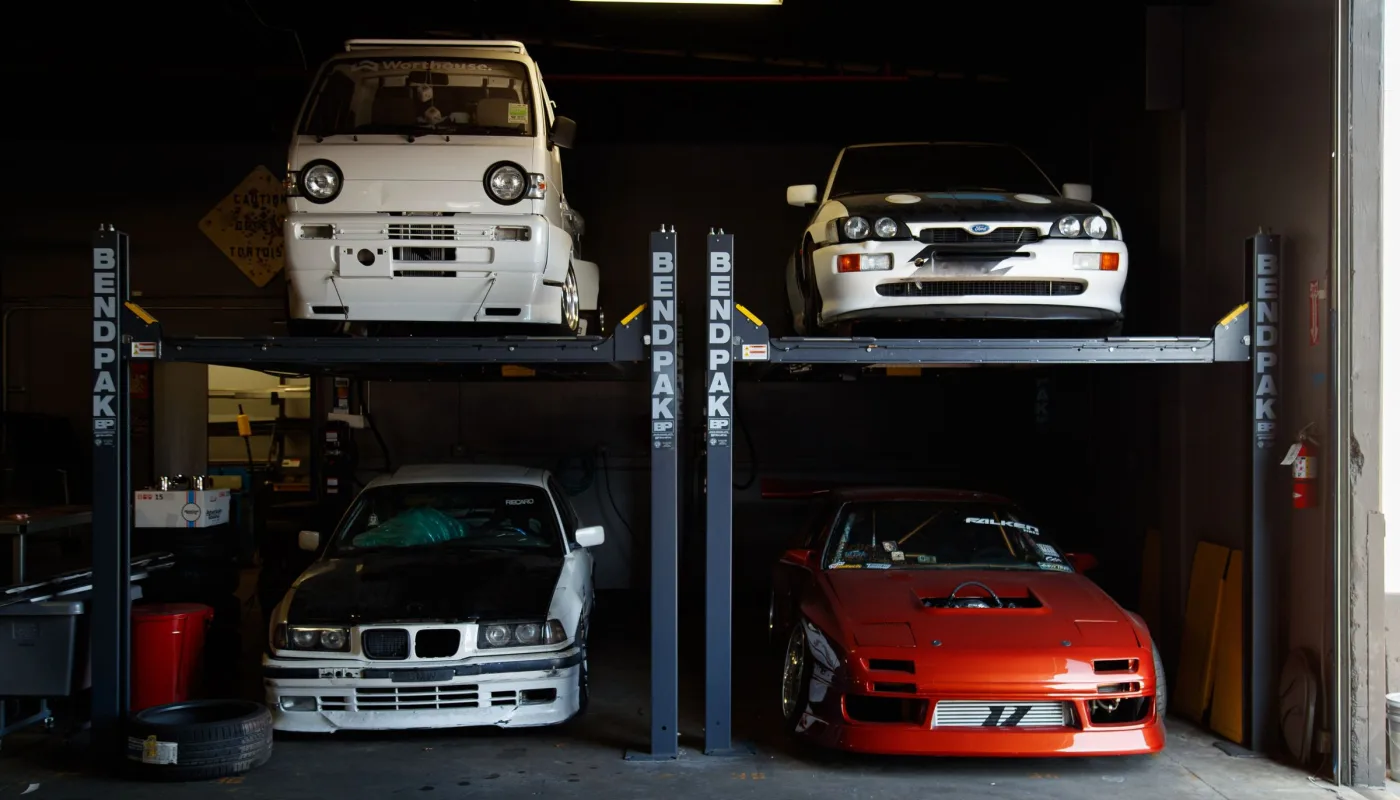 GARAGE342 atölyesinin iç mekânı, lift üzerinde çalışılan araç